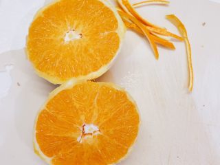 香橙焖排骨,香橙对半切开，去皮。把皮切成细丝