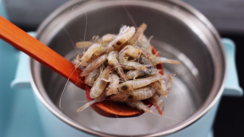 桃花虾爆韭菜,东菱早餐机的汤锅里，加入适量的清水烧开后，放入一勺盐后把洗净的桃花虾放入锅中。