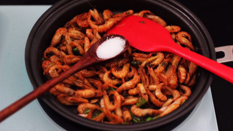 桃花虾爆韭菜,这个时候根据个人口味，加入适量的盐调味。