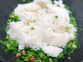 芥菜饭,加入煮好的米饭翻炒均匀。
