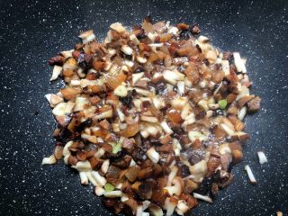 芥菜饭,肥肉煸出油以后，放入瘦的部分翻炒，再放入葱白和蒜末炒出香味，然后再放入香菇丁翻炒一分钟。