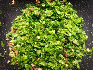 芥菜饭,再放入芥菜梗部分翻炒一下，然后再放入叶子部分翻炒至熟。
