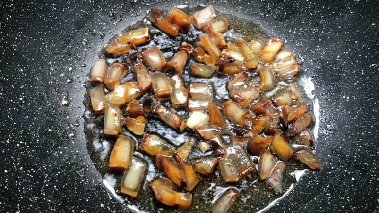 芥菜饭,热锅放入少许油，把酱油肉肥的部分放入煸炒出油。