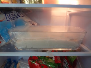 脆皮鲜奶,盖上保鲜膜放入冰箱冷藏至凝固定型