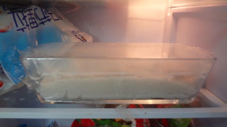 脆皮鲜奶,盖上保鲜膜放入冰箱冷藏至凝固定型
