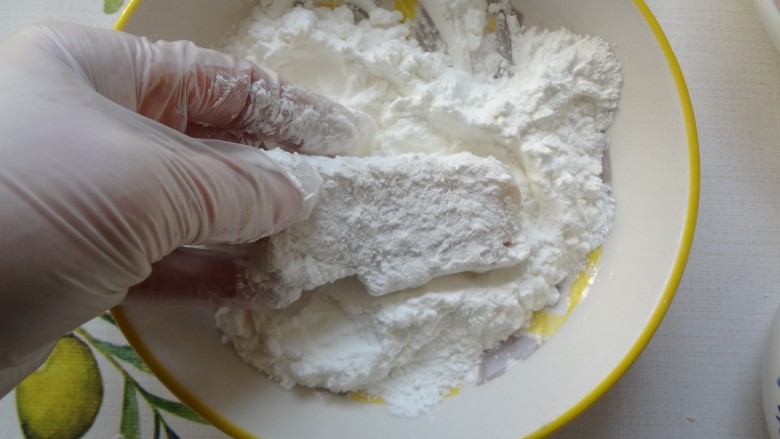 脆皮鲜奶,定型好的奶冻切成条先裹一层玉米淀粉