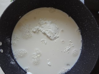 脆皮鲜奶,将称好材料混合倒入锅中搅拌均匀