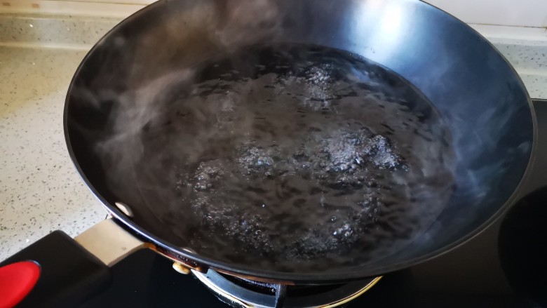 凉拌秋葵,浸泡过两次水后，烧热水，放入锅中煮两分钟左右