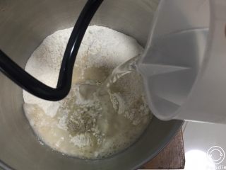 上海菜馒头,中筋粉中加入发酵粉，清水加温至37度，再倒入厨师机。