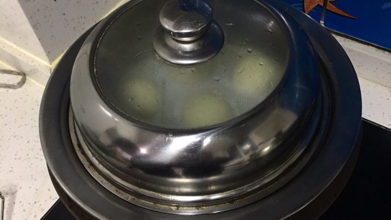 上海菜馒头,烤箱拿出笼格放入锅中蒸10分钟，关火焖5分钟。