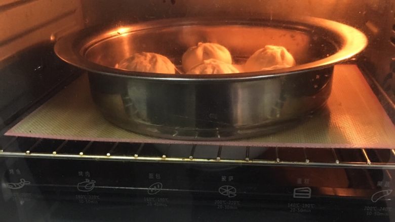 上海菜馒头,将包好菜馒头放入笼格，送进烤箱发酵10分钟。