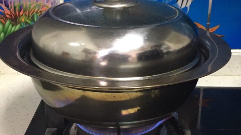 上海菜馒头,锅中放入冷水，煤气中火煮开。