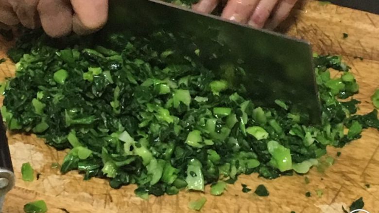 上海菜馒头,青菜洗净烫过切碎。
