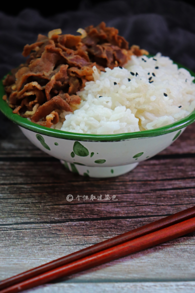 肥牛饭,可以搭配米饭来吃，把做好的菜放到米饭上，蔬菜摆在周围，汤汁也可以浇在米饭上面，吃起来会更香。荤素搭配，营养又美味的肥牛饭就做好了。