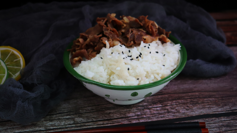 肥牛饭,用肥牛片包着米饭吃，汤汁拌着米饭吃