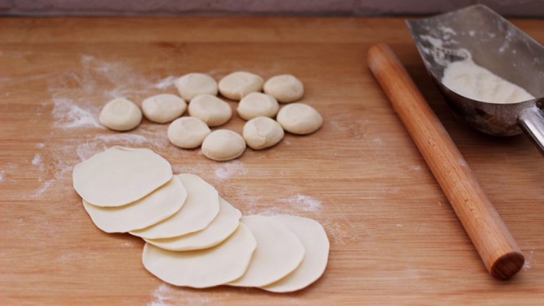 蘑菇韭菜饺子,摁扁用擀面杖擀成圆形薄面皮。