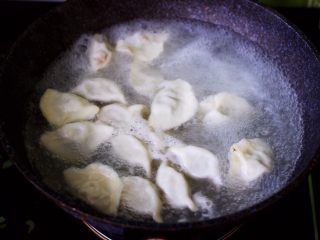 蘑菇韭菜饺子,锅中倒入适量的清水煮沸后，放入包好的饺子，大火烧开后点少许清水，反复3次，直至所有的饺子漂浮在水面上即可关火。