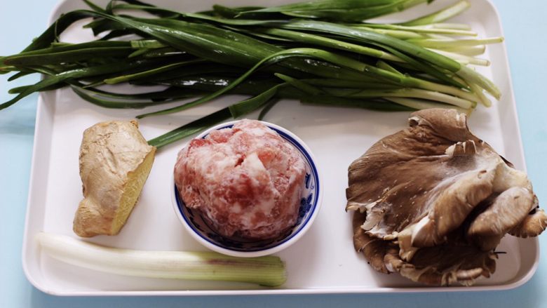 蘑菇韭菜饺子,首先把做馅的食材备齐。