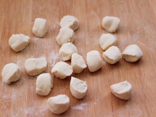 蘑菇韭菜饺子,静置好的面团揉匀搓成长条后，用手揪成大小一致的剂子。
