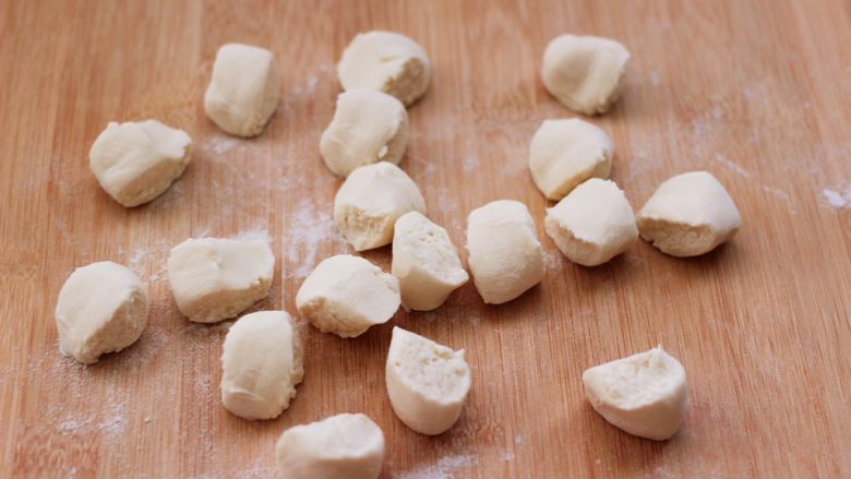 蘑菇韭菜饺子,静置好的面团揉匀搓成长条后，用手揪成大小一致的剂子。
