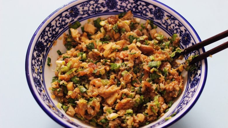 蘑菇韭菜饺子,把所有的食材搅拌均匀即可。