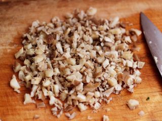 蘑菇韭菜饺子,蘑菇洗净后纳干水分用刀切碎备用。