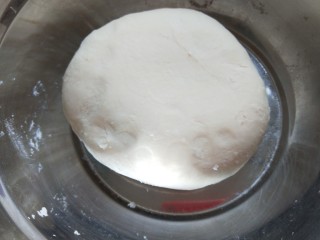 #二月二的习俗#春饼,面粉300克用50度开水合成面团醒放半小时。