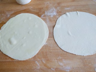 #二月二的习俗#春饼,刷好油的面皮放一边，在擀第二个。