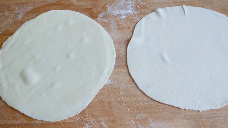 #二月二的习俗#春饼,刷好油的面皮放一边，在擀第二个。