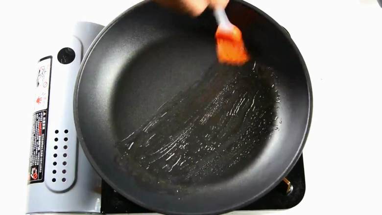包饺子剩下的饺子皮别浪费，还能做葱油饼哦,平底锅刷猪油。