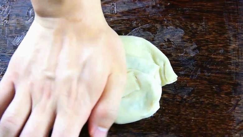 包饺子剩下的饺子皮别浪费，还能做葱油饼哦,用手掌压扁。
