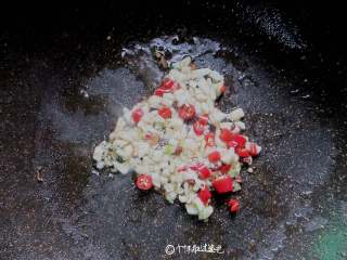 酥炸蘑菇,锅内放入一勺油，放入蒜蓉和辣椒段爆香