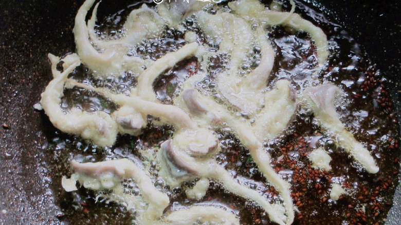 酥炸蘑菇,小奶锅适量油，烧至五六成热，用筷子一个个夹进锅里炸。不要轻易去动它，等定型再翻动，怕脱糊了