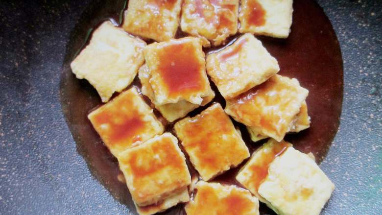 多福豆腐,调好的汁倒入煎好的豆腐块中