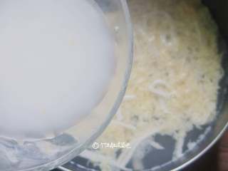 豆腐丝鸡蛋汤,鸡蛋凝固后，淋入水淀粉