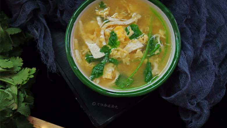 豆腐丝鸡蛋汤,一款适合冬季喝的汤，食材简单，做法易学，几分钟就能搞定的快手家常汤