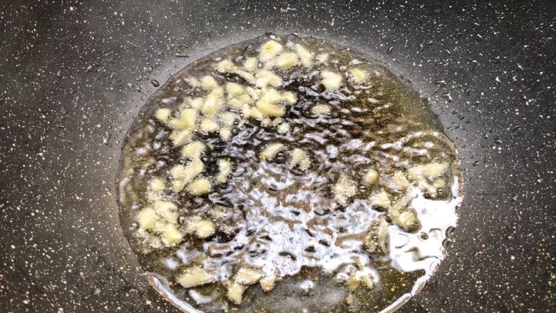 杏鲍菇炒西兰花,锅里放入适量油，烧至八成热放入蒜末爆香。