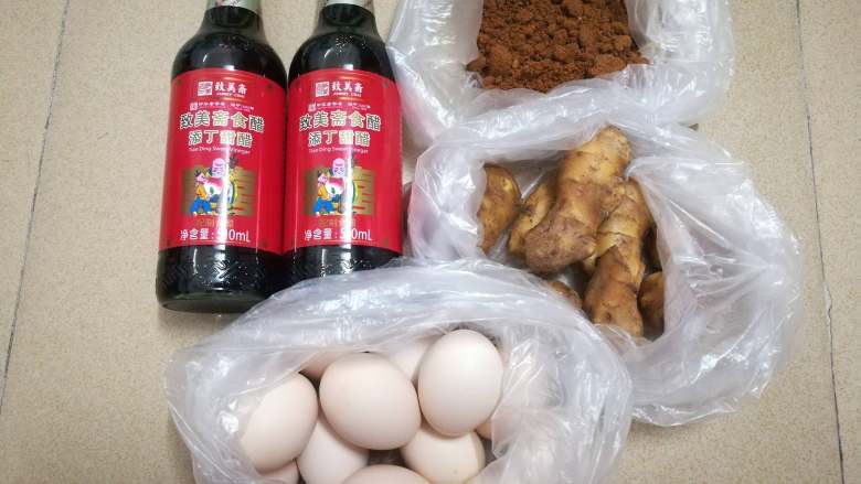 简易版猪脚姜,这是第一天先准备的材料，猪脚当天煮再买，使用最新鲜的市场是广东人的标配(｡･ω･｡)