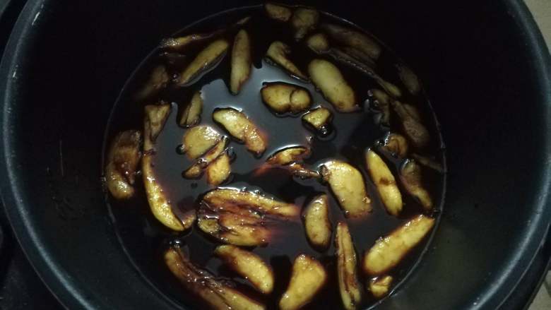 简易版猪脚姜,甜醋煮开后加入姜肉后，盖上锅盖中小火煮20-30分钟左右