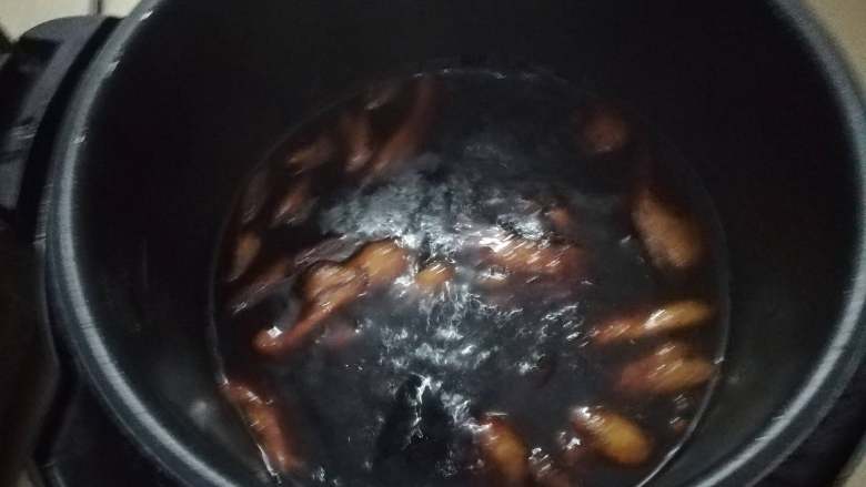 简易版猪脚姜,煮的过程一定要时不时的搅拌一下，以免糊底，煮好后盖上锅盖就不要再动了，过夜