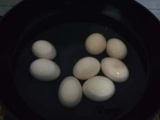 简易版猪脚姜,第三天：
把鸡蛋洗干净，冷水入锅，可以避免鸡蛋煮破，同时加入一点白醋，及时真的煮裂了也可以避免蛋清溢出来，鸡蛋煮的时候根据大小和多少调整时间