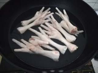 简易版猪脚姜,如果喜欢吃鸡脚的，也可加进去，鸡脚洗干净后冷水下锅煮开