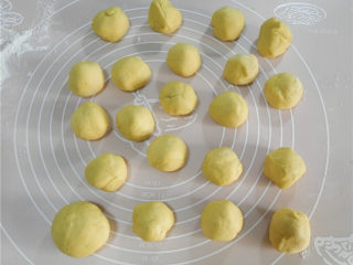 全麦南瓜玫瑰花卷,把面团分成25克的剂子，揉成圆球。