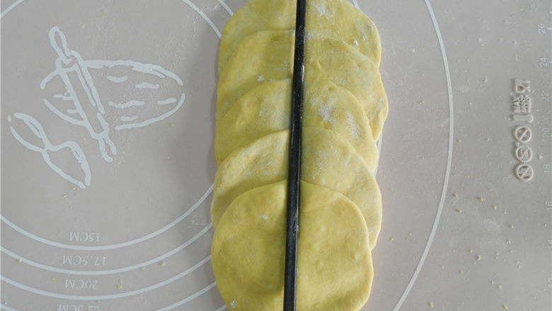 全麦南瓜玫瑰花卷,用筷子在中间压一下。