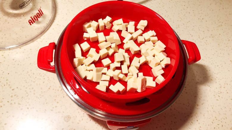 肉沫豆腐蒸蛋,将豆腐平铺到蒸盘中。