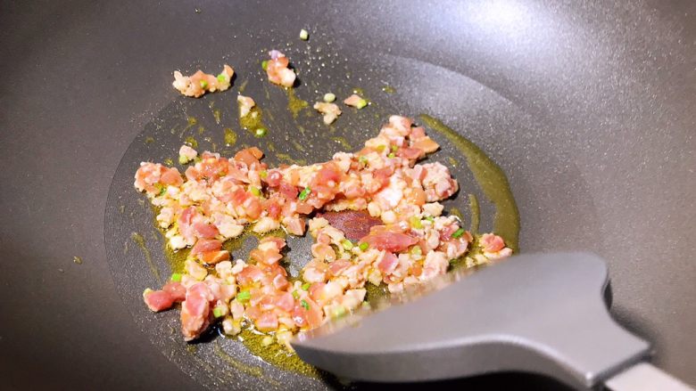 肉沫豆腐蒸蛋,油温六成的时候倒入腌制好的肉沫，慢慢滑散。