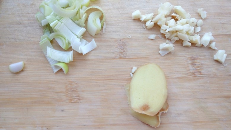 白菜炖豆腐粉条,葱姜蒜切好备用