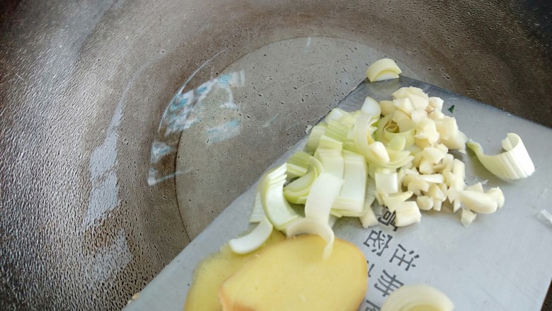 白菜炖豆腐粉条,烧热倒入葱姜蒜