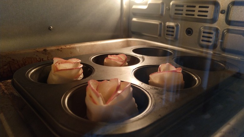 爱你的每一天，亲手做早餐，玫瑰苹果卷,烤盘刷油放入，烤制10分钟