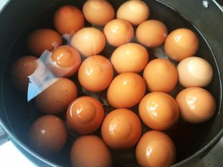 香辣啤酒卤蛋,新鲜的鸡蛋煮熟用凉水冲凉这样更容易去皮